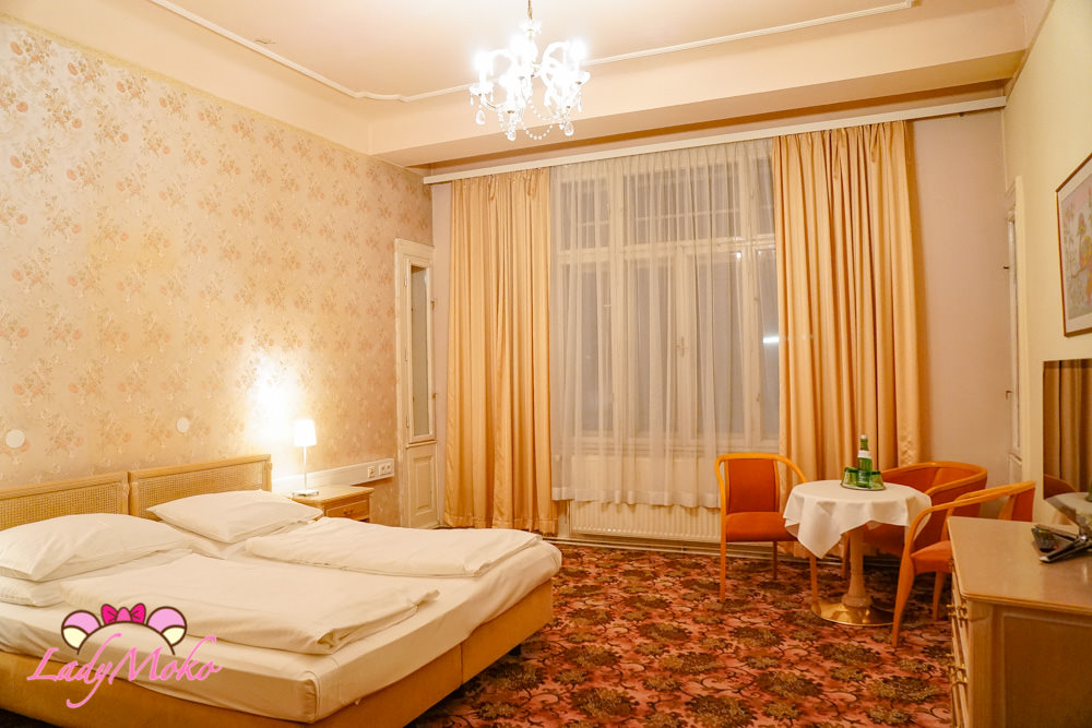 維也納4星平價飯店推薦｜Hotel Pension Baronesse,高挑水晶燈宮殿般超美房間