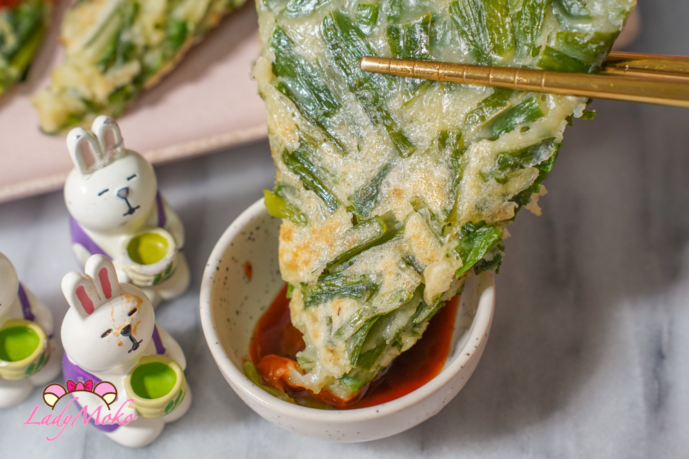 食譜 | 韭菜煎餅 : 皮酥內Q平底鍋料理，搭配甜辣醬海山醬超好吃！