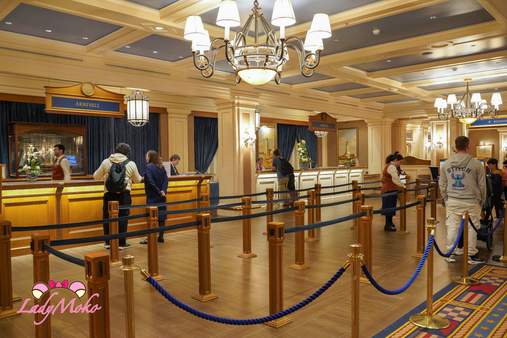 巴黎迪士尼飯店排隊check-in Disney Newport Bay club