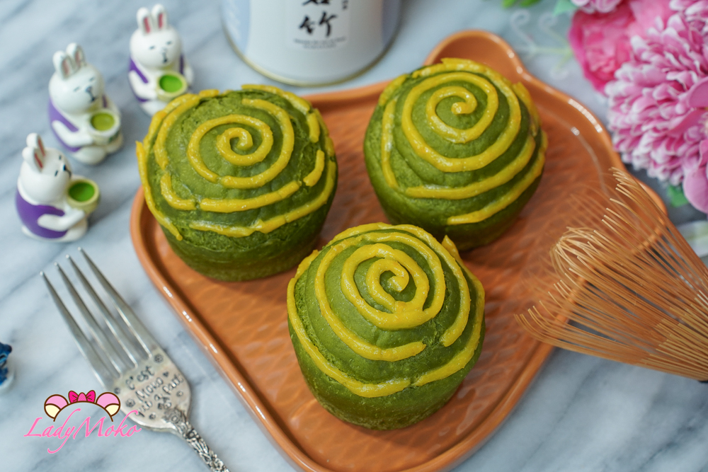 抹茶麵包包裹鹹蛋黃卡士達 烘烤後表面 matcha bread salted egg yolk filling