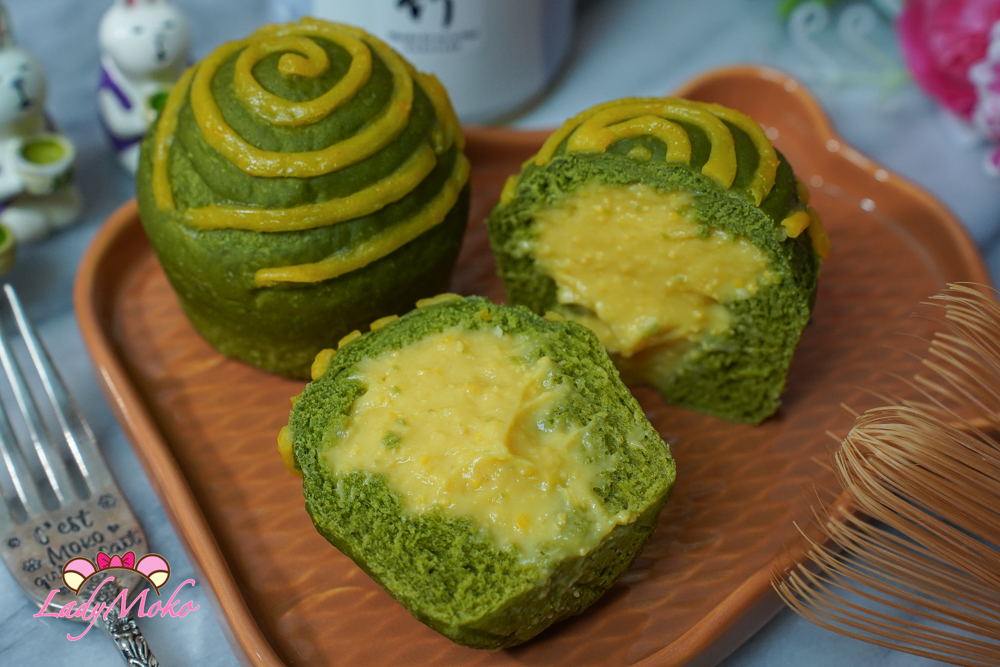 鹹蛋黃卡士達抹茶麵包烘焙完成 外皮微酥內部柔軟 baked matcha bread custard