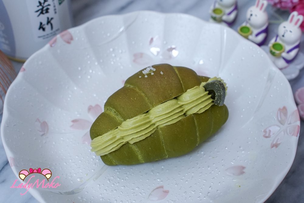 Matcha bread roll sliced open showing rich matcha chocolate ganache mousse 切開的抹茶鹽麵包捲展現濃郁抹茶巧克力甘納許慕斯內餡
