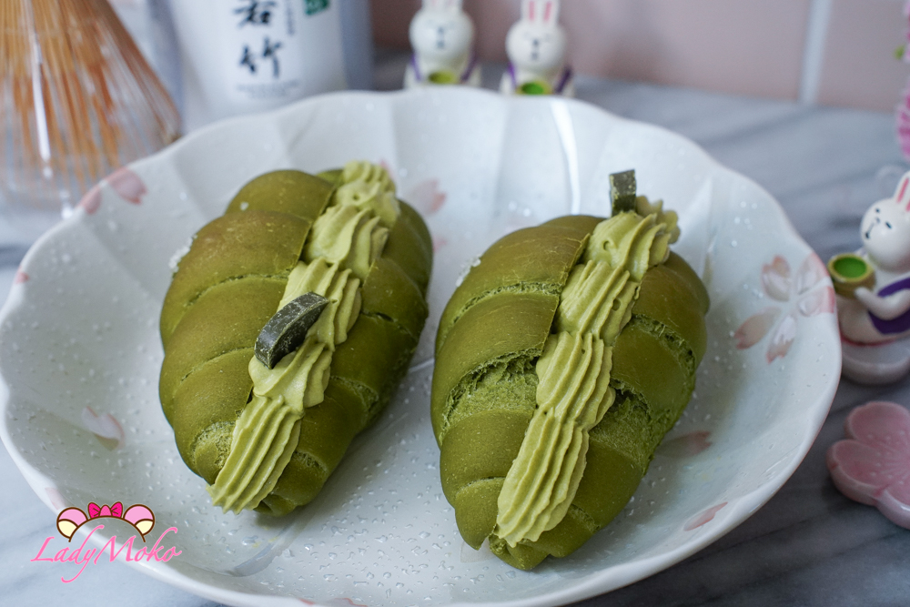 Matcha bread roll filled with matcha chocolate ganache mousse close-up 抹茶鹽麵包捲夾抹茶巧克力甘納許慕斯近距離特寫