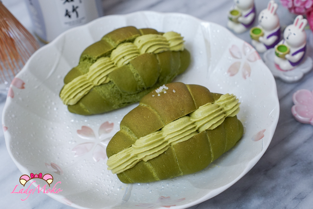 Fluffy matcha bread roll texture with smooth matcha mousse filling 鬆軟抹茶麵包質地搭配滑順抹茶慕斯內餡