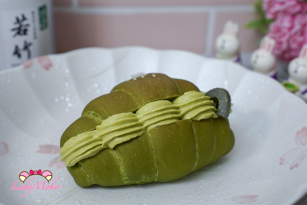 Matcha bread roll with glossy crust and matcha chocolate mousse inside 表面光澤抹茶鹽麵包捲內含抹茶巧克力慕斯