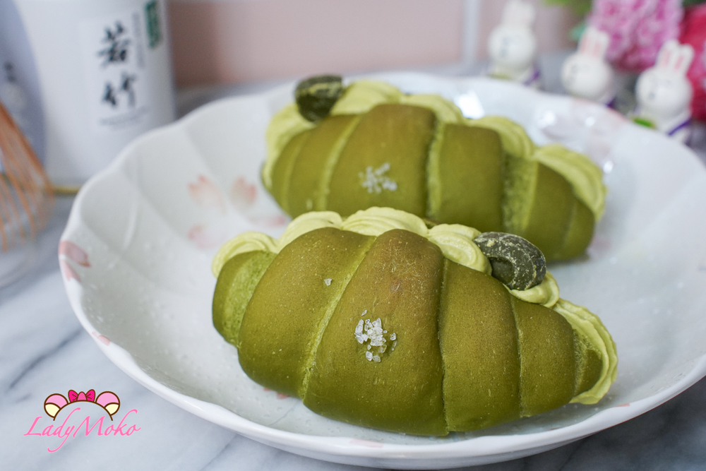 Angled shot of matcha bread roll with matcha mousse filling 斜角拍攝抹茶鹽麵包捲與抹茶慕斯內餡