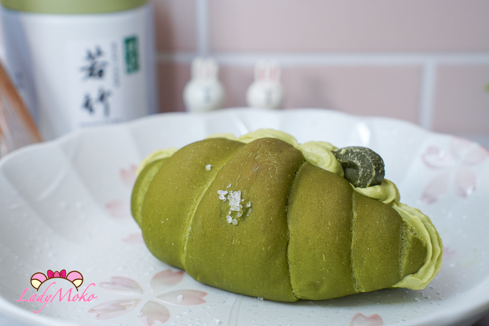 Matcha bread roll plated with visible matcha mousse filling center 擺盤呈現抹茶鹽麵包捲中央滿滿抹茶慕斯內餡