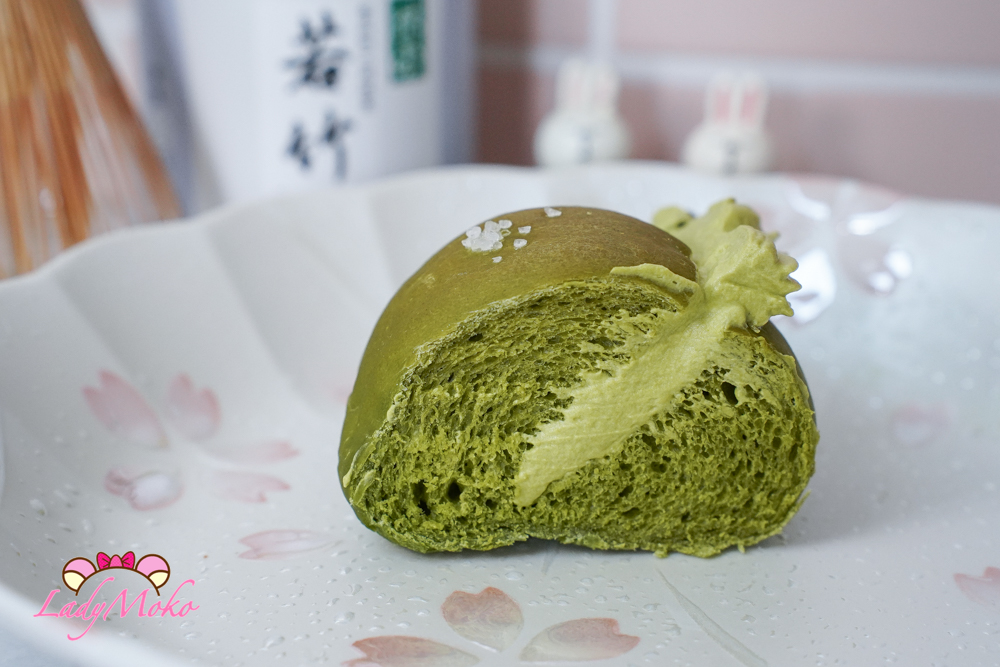 Close-up of matcha bread roll cross section with creamy green mousse 抹茶麵包剖面近拍呈現綿密綠色慕斯