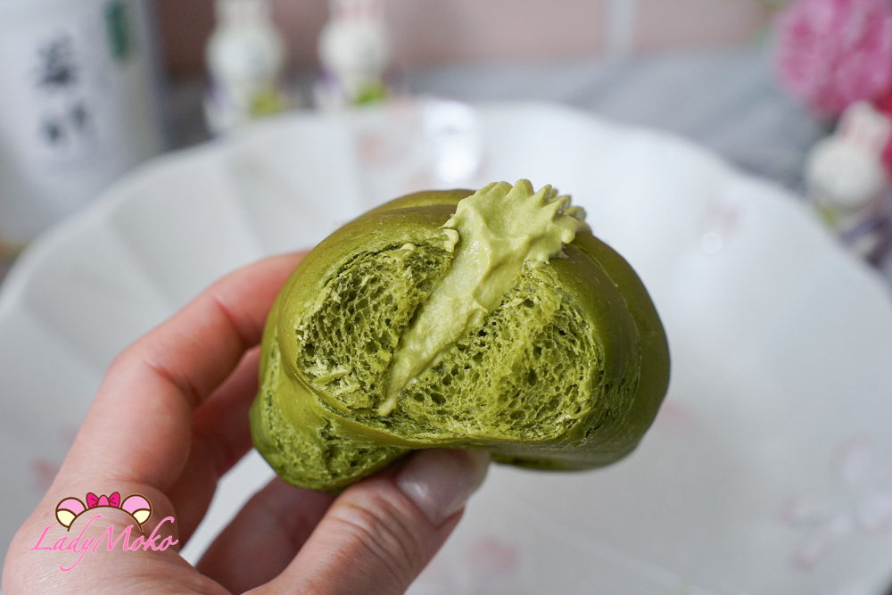 Matcha bread roll cut in half revealing airy crumb and rich filling 抹茶麵包對半切呈現蓬鬆組織與濃郁內餡