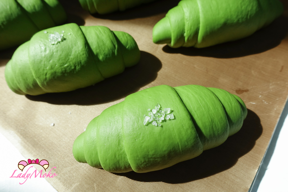 Soft matcha dough texture close-up with vibrant green color 抹茶麵糰細節近拍展現鮮明綠色與柔軟質地