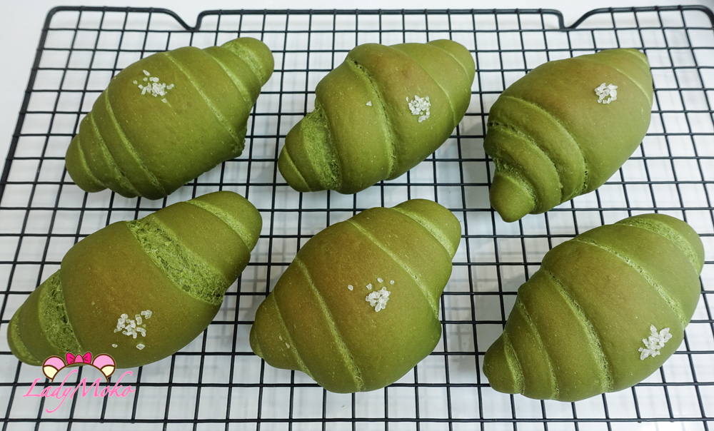 抹茶鹽麵包捲烤完出爐放涼