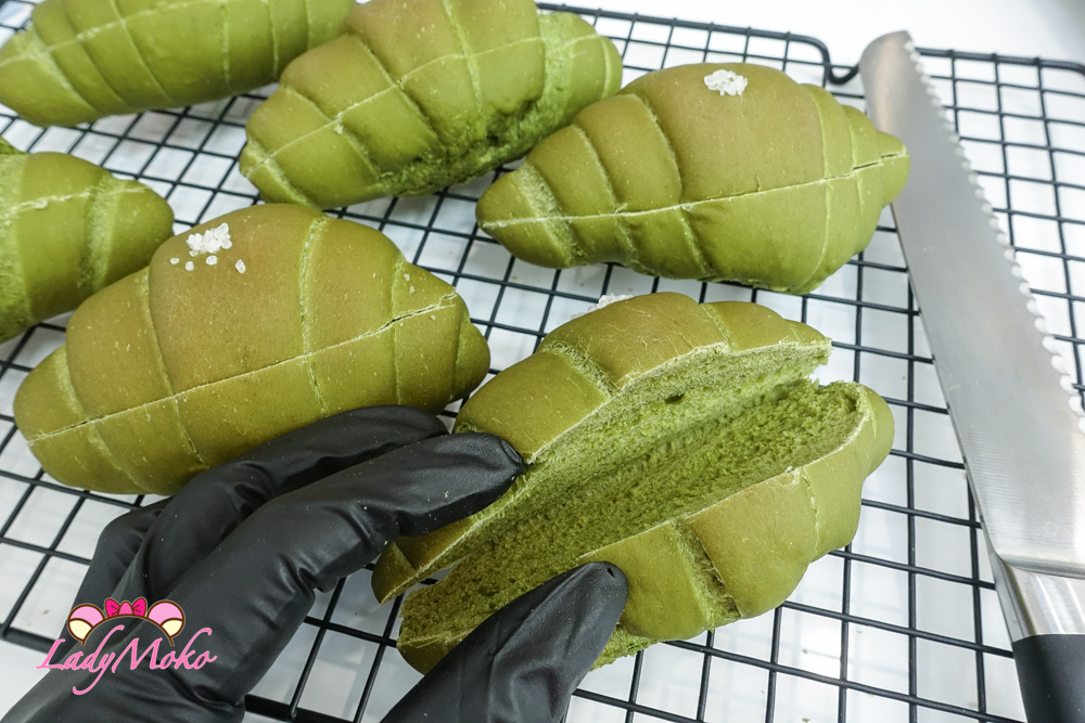 將抹茶鹽麵包捲對切但不要切到底