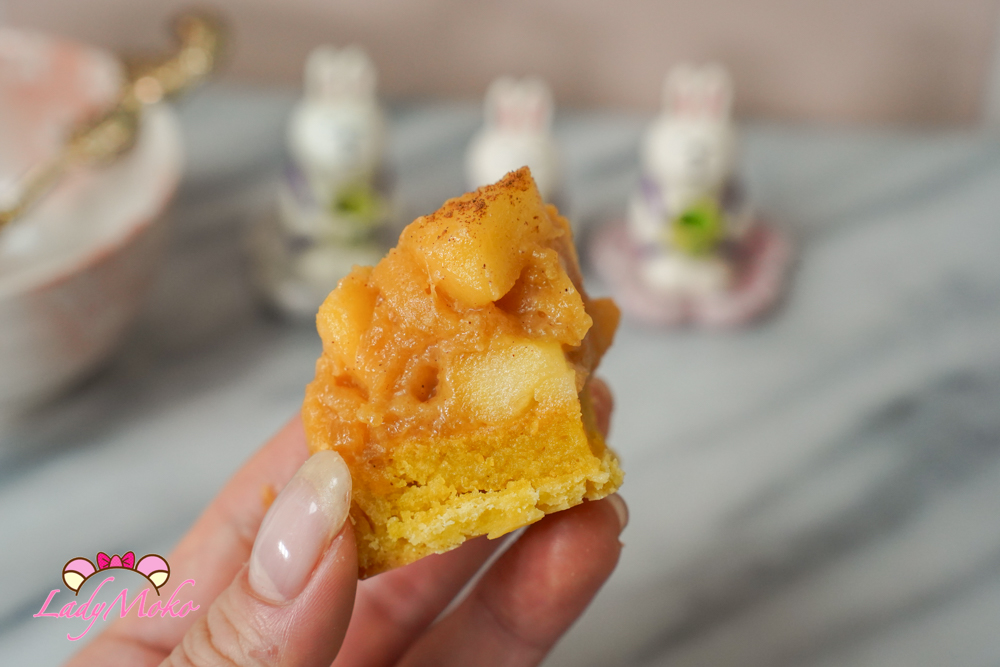 杏仁塔切面特寫，焦糖蘋果與濕潤杏仁餡完美融合 Cross section of almond tart with caramel apples and moist almond filling