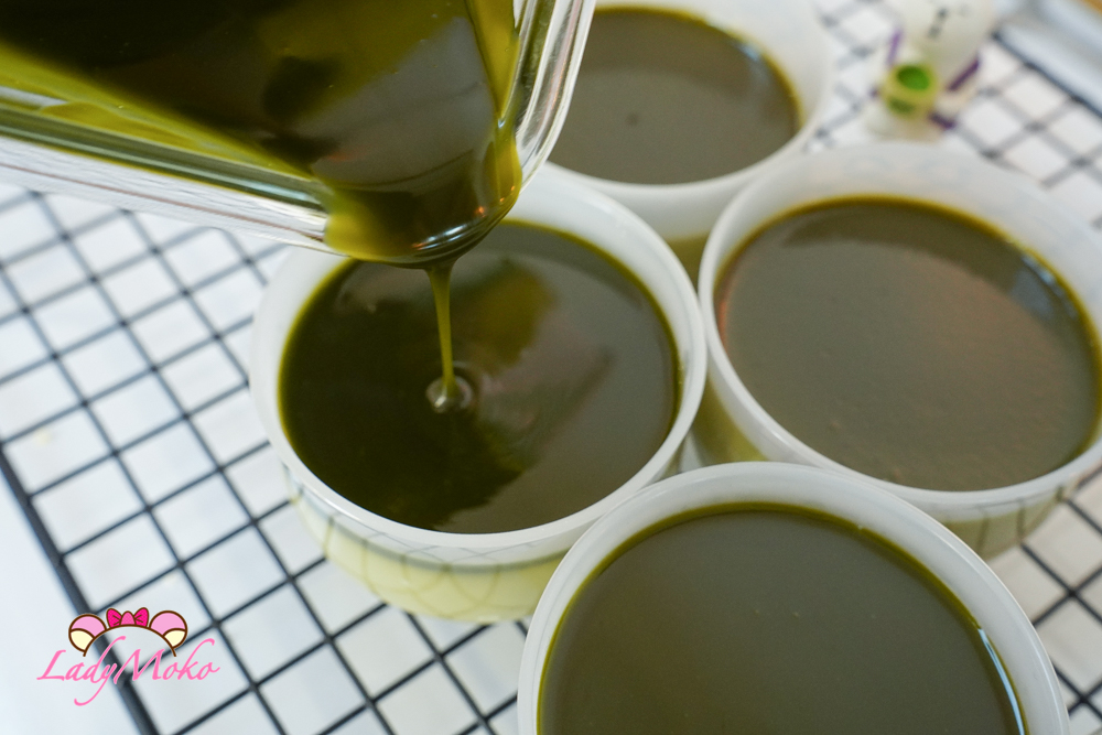 法式抹茶巧克力烤布丁成品，表面淋上濃郁抹茶巧克力甘納許 French matcha chocolate baked pudding with rich matcha chocolate ganache topping