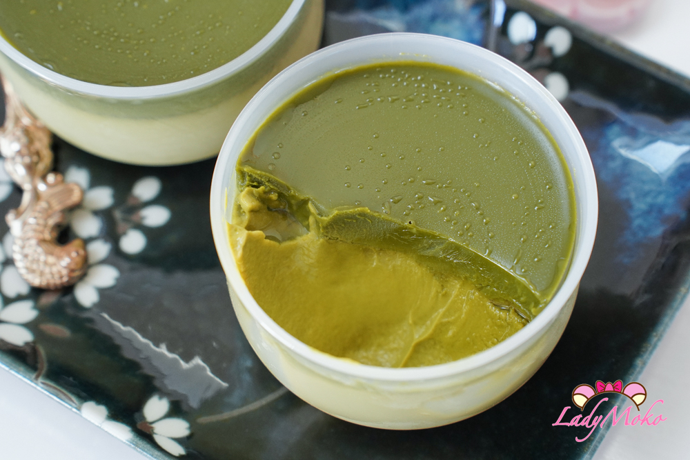 抹茶巧克力布丁近拍，綿密口感搭配濃厚抹茶甘納許淋面 Close-up of matcha chocolate pudding with creamy texture and rich matcha ganache topping