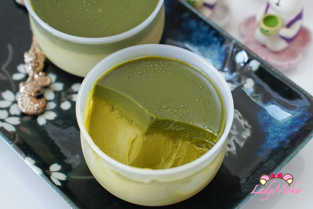 抹茶巧克力布丁近拍，綿密口感搭配一層超濃厚抹茶甘納許 Close-up of matcha chocolate pudding with creamy texture and rich matcha ganache topping