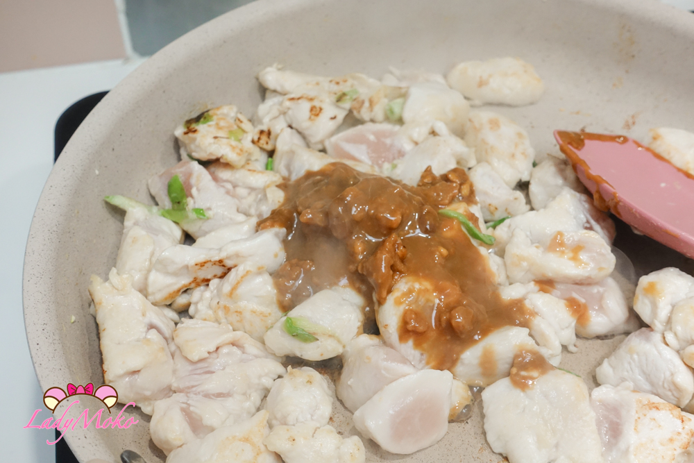 加入豆腐乳拌炒