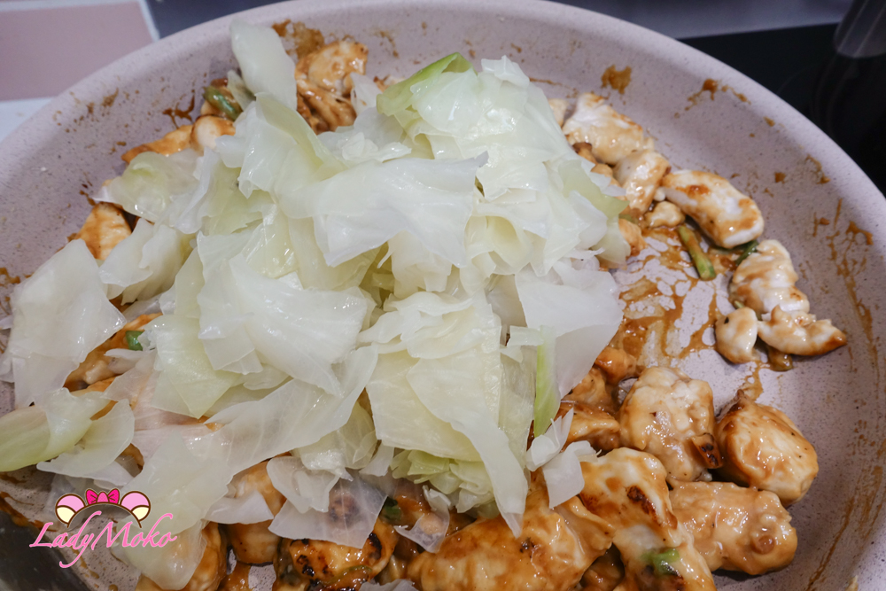 加入高麗菜，炒至收汁