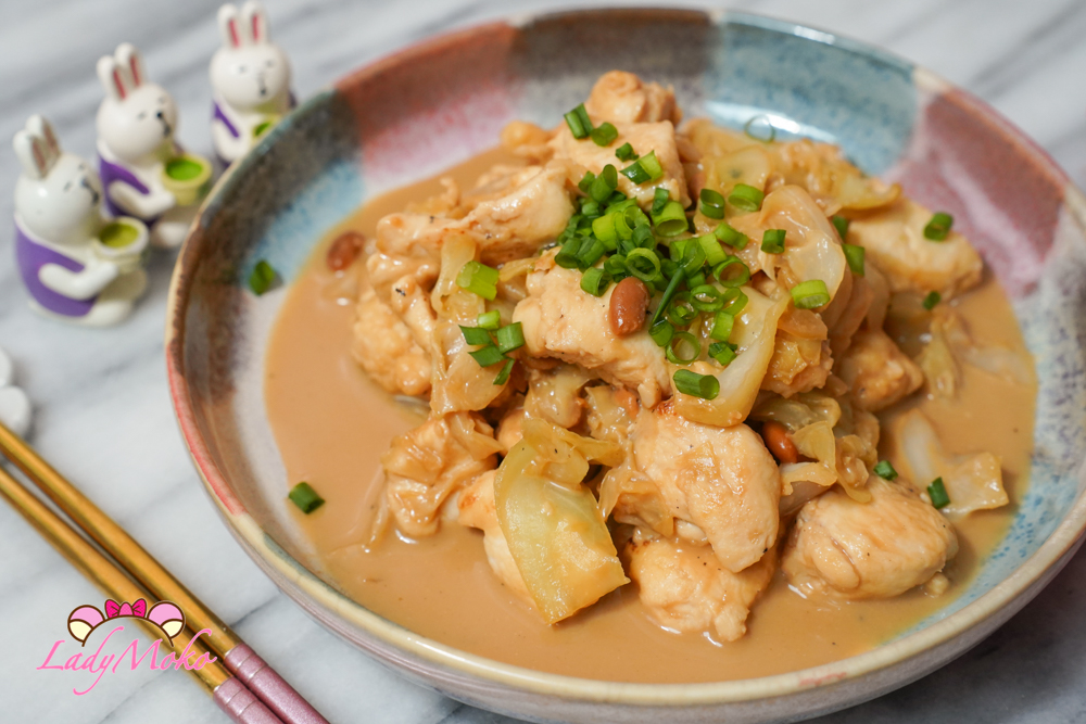 豆腐乳燒雞近拍，醬汁濃稠包覆雞肉，口感滑嫩入味 Close-up of soy fermented tofu braised chicken, rich sauce clinging to juicy and tender chicken pieces