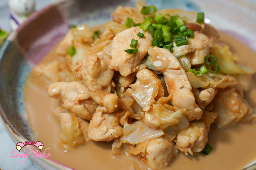 家常豆腐乳燒雞擺盤，搭配白飯的經典中式料理 Homestyle fermented tofu braised chicken plating, perfect Chinese comfort dish served with rice