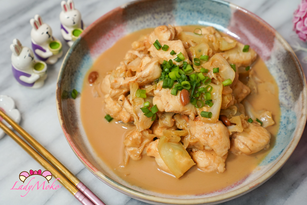 豆腐乳燒雞完成照，撒上蔥花提升香氣的家常料理 Finished soy fermented tofu braised chicken topped with chopped green onions for extra aroma