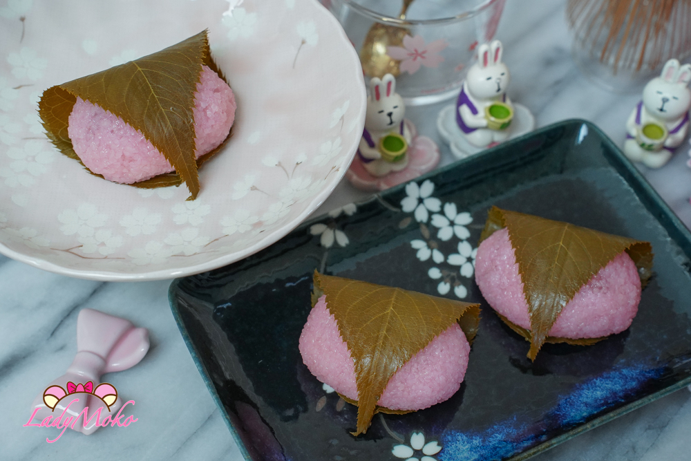 Sakura mochi arranged with fresh cherry blossoms for a spring aesthetic 櫻餅搭配櫻花擺設呈現春季氛圍