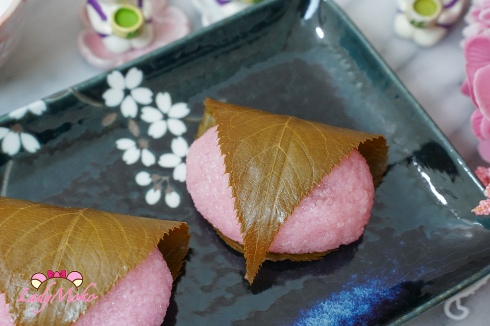 Traditional Kansai-style sakura mochi wrapped in a salted cherry blossom leaf 關西風櫻餅外層包裹鹽漬櫻花葉的經典外觀
