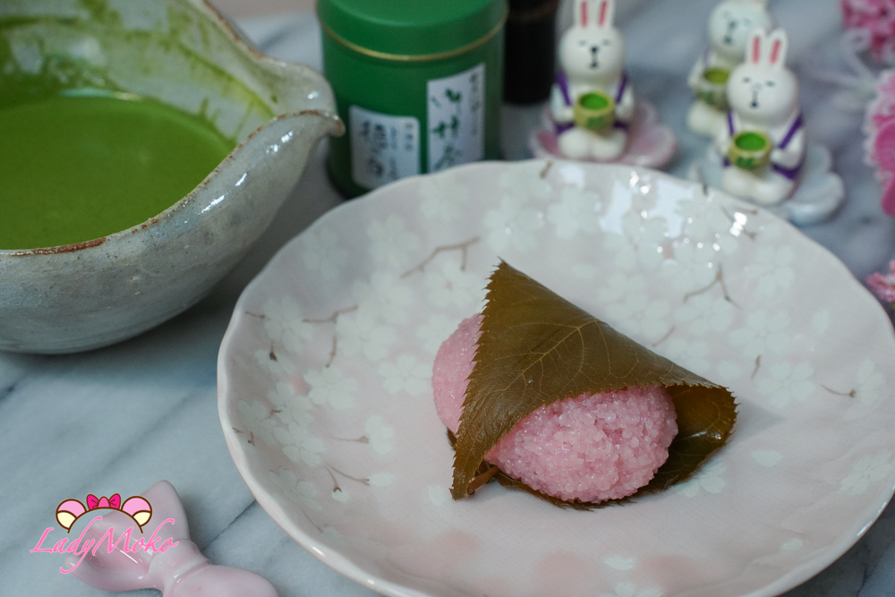 Japanese sakura mochi served with matcha in a minimalist setting 櫻餅搭配抹茶呈現日式簡約風格擺盤