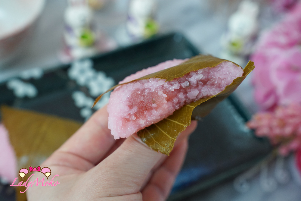 Sakura mochi cut in half revealing smooth saruka white bean paste filling 櫻餅切面呈現細緻綿密的櫻花白豆沙內餡
