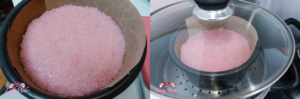 放上剩下的粉色道明寺粉，用大火蒸30分鐘
