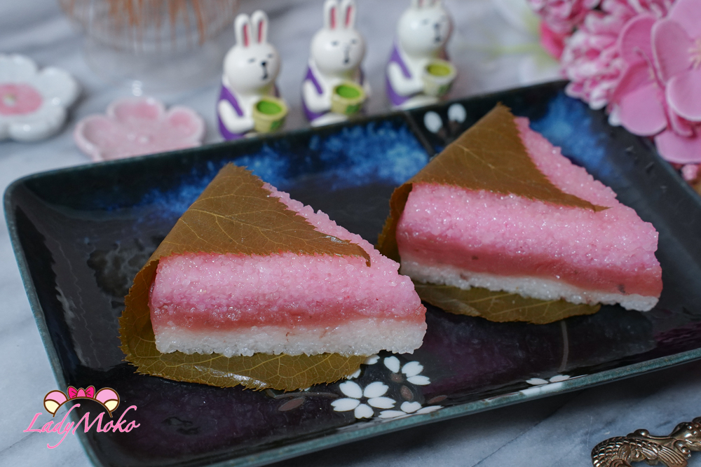 日式和菓子櫻花蒸糕，粉白分層設計，中間夾櫻花白豆沙餡 Traditional Japanese wagashi sakura steamed cake with pink and white layers and sakura filling