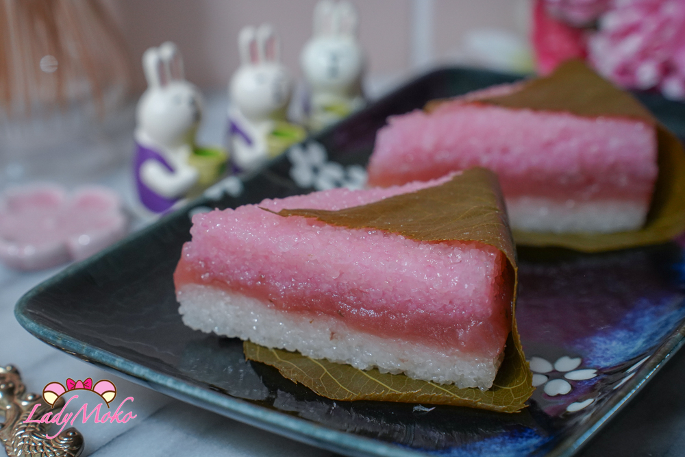 春季限定櫻花蒸糕，雙色道明寺粉蒸製，內餡為櫻花白豆沙 Spring sakura steamed cake made with two-tone domyoji rice, filled with sakura white bean paste