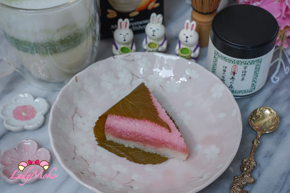 櫻花蒸糕側面層次，白色與粉色道明寺米糕搭配櫻花豆沙內餡 Side view of sakura steamed rice cake with layered pink and white domyoji and sakura bean paste