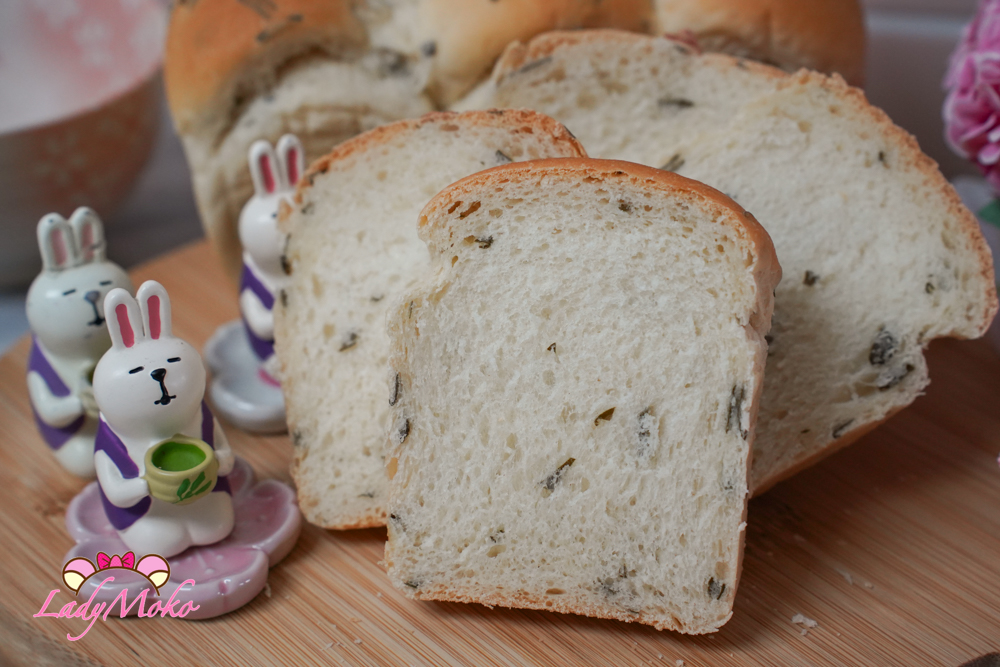 櫻葉切碎揉入麵糰 日式風味櫻花吐司細節特寫 Chopped sakura leaves incorporated into dough Japanese style sakura bread close up