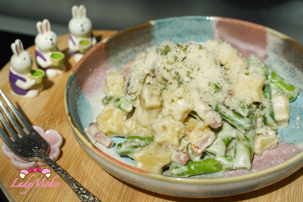 奶油白醬培根義大利麵搭配新鮮綠蘆筍，簡單又好吃的春季料理