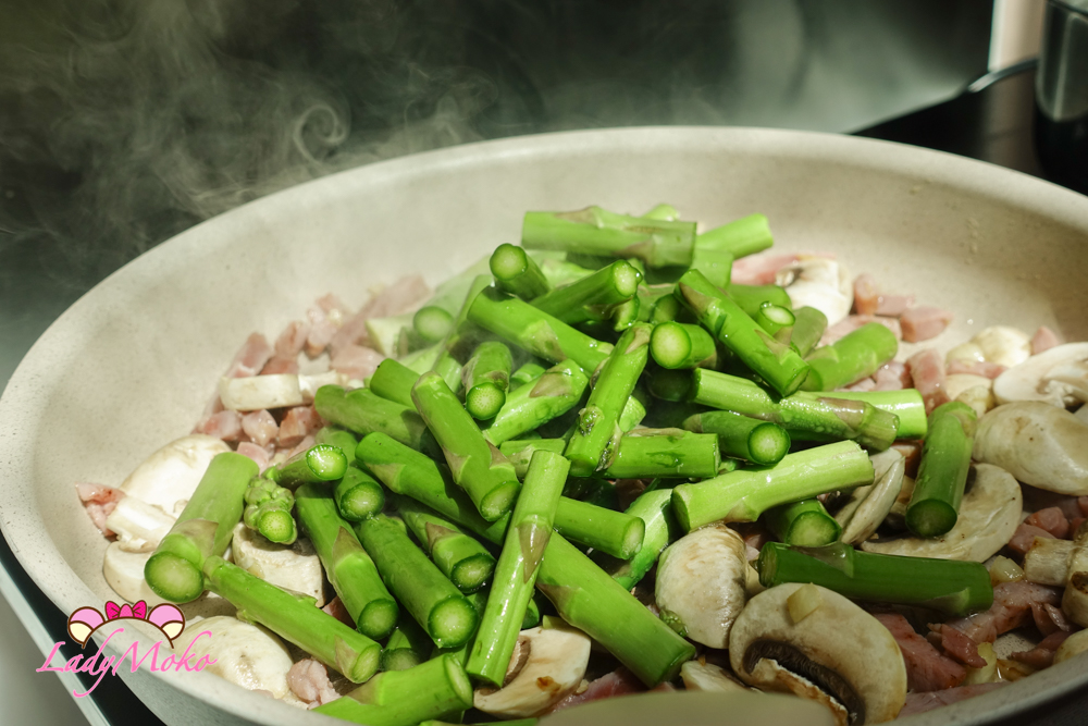 白醬蘆筍培根義大利麵食譜 加入切好的綠蘆筍