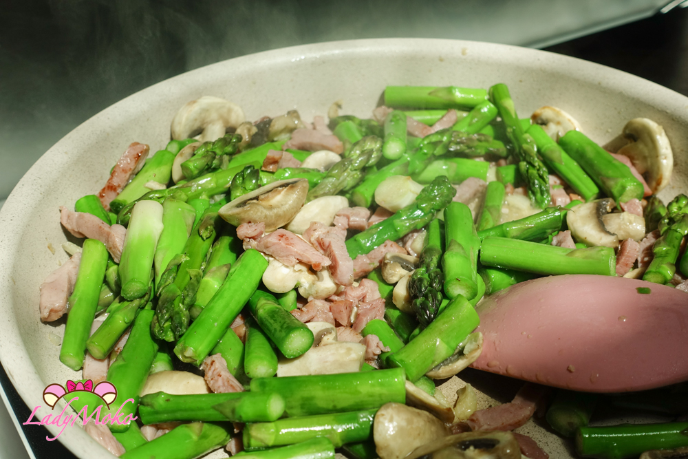 白醬蘆筍培根義大利麵食譜 翻炒食材