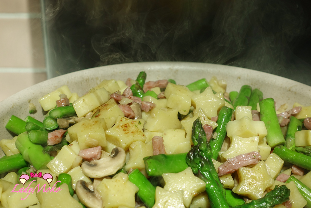 白醬蘆筍培根義大利麵食譜 炒至所有食材均熟透