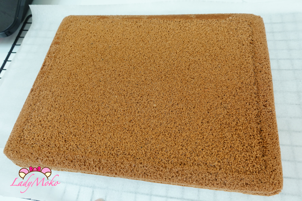 超厚雙內餡戚風巧克力蛋糕捲食譜：撕掉烘焙紙