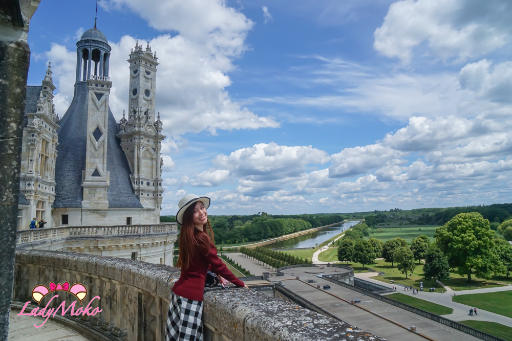 法國羅亞爾河城堡景點 Château de Chambord 高處與城堡合照