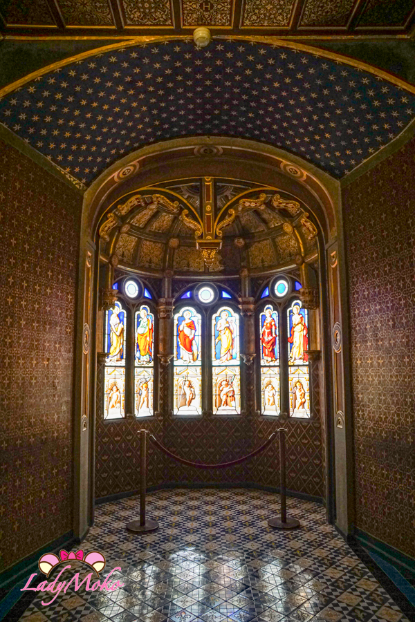 法國羅亞爾河城堡景點 布盧瓦城堡（Château de Blois）彩繪窗戶絕美角落