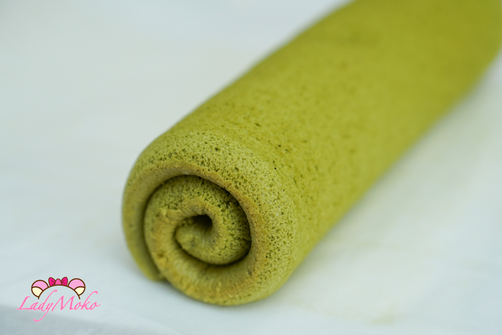 抹茶蛋糕捲素捲食譜 Matcha Roll Cake Recipe 剛捲好的蛋糕捲