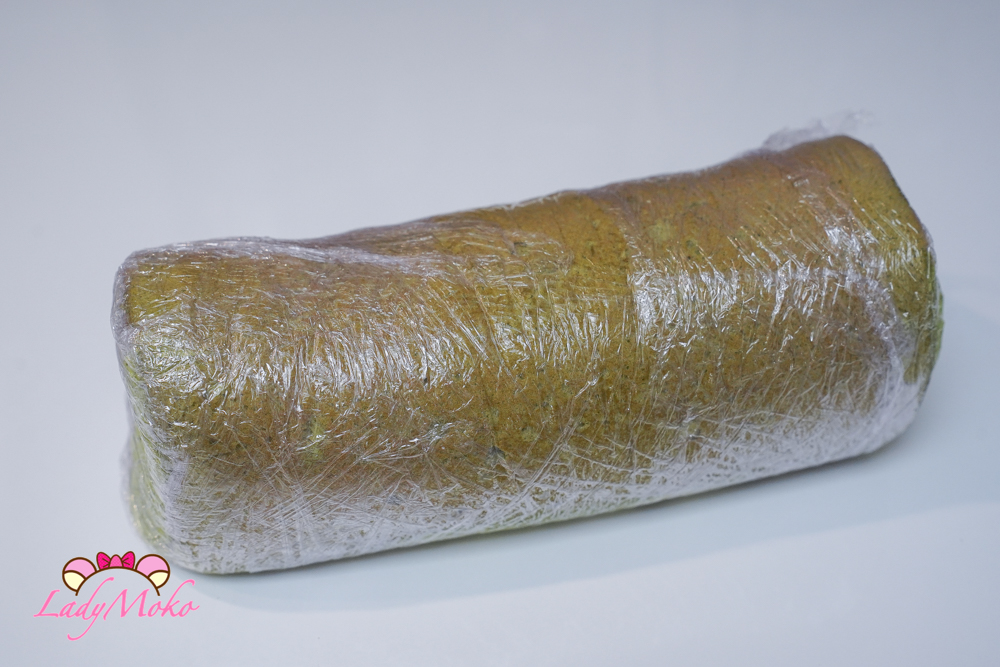 六顆蛋超厚極限抹茶蛋糕捲食譜 Six Egg Extra Thick Extreme Matcha Roll cake Recipe 捲好後的蛋糕捲用保鮮膜包起來