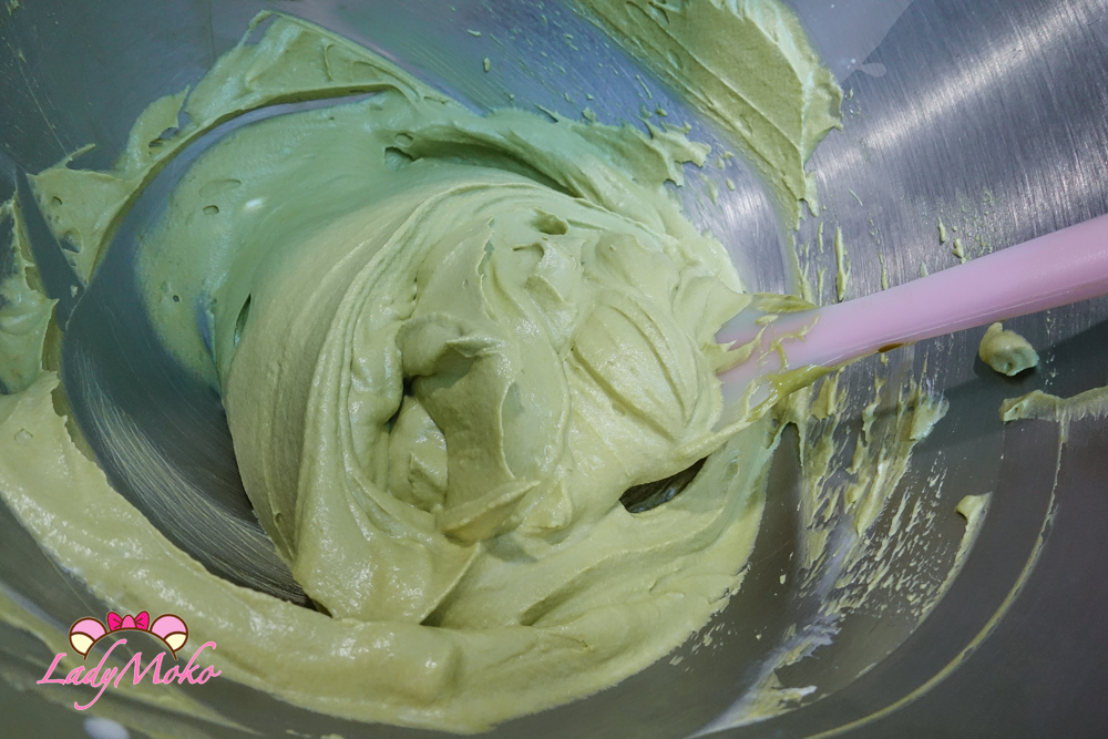 製作抹茶巧克力甘那許慕斯蛋糕捲的完成品