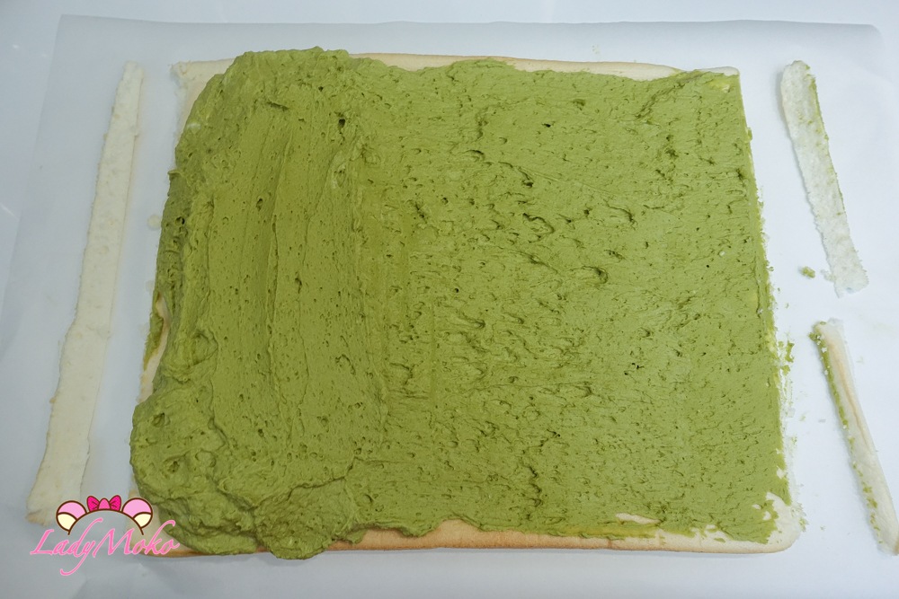 抹茶巧克力甘那許慕斯抹在天使蛋糕捲上正面 