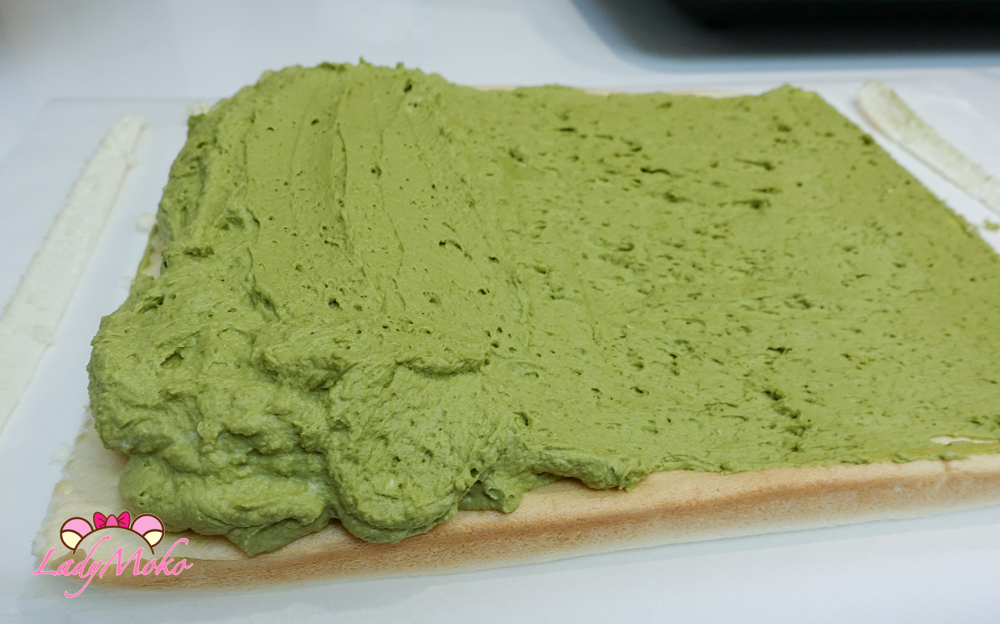 抹茶巧克力甘那許慕斯抹在天使蛋糕捲上側面