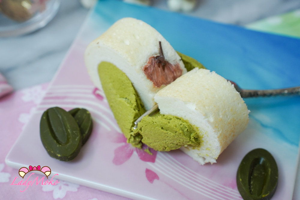 天使蛋糕捲叉子下去