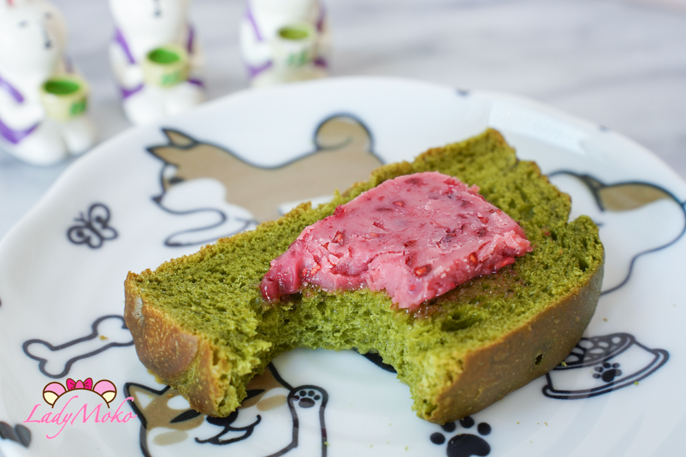 被咬一口的抹茶日本711金吐司加覆盆莓奶油 matcha japanese shokupan milk bread recipe 