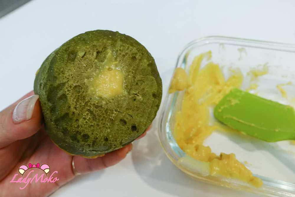 抹茶鹹蛋黃卡士達麵包食譜 將回吐的卡士達醬刮乾淨 Matcha Salted egg yolk Custard bread recipe 