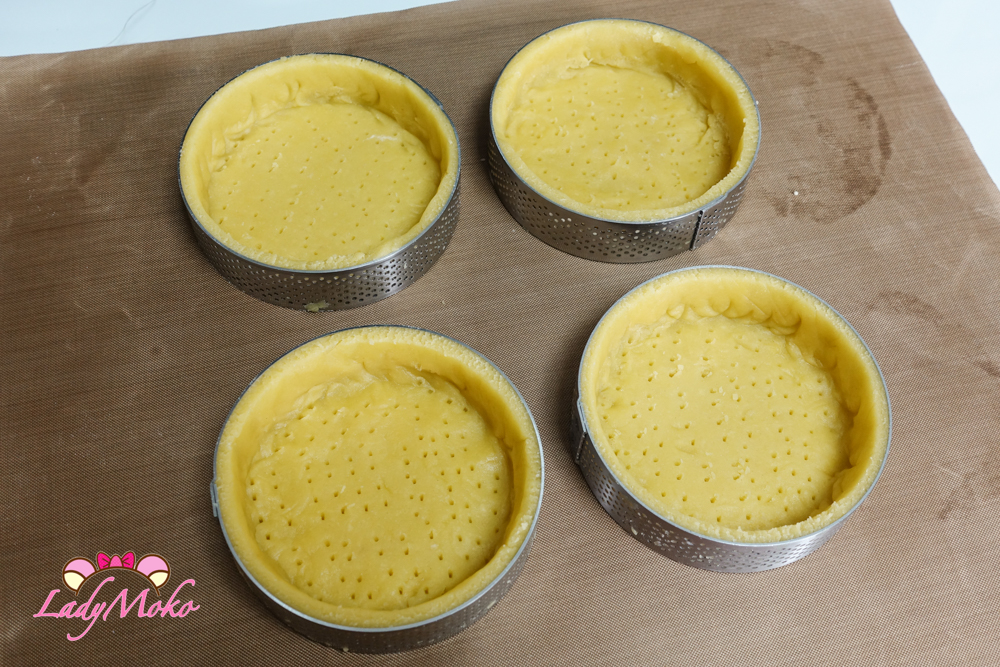 用叉子戳洞防止膨脹 Docking tart crust with fork to prevent puffing